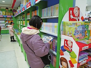 大足新華書店里 前來購書的家長與學生絡繹不絕